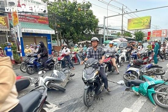 Ô tô tông loạt xe máy, một người chết, nhiều người bị thương