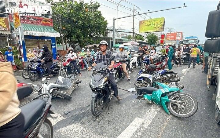 Ô tô tông loạt xe máy, một người chết, nhiều người bị thương-1