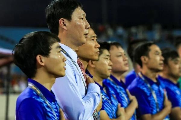 Tiến Linh khai hỏa thời HLV Kim Sang-sik, ông Park Hang Seo ăn mừng nồng nhiệt-2