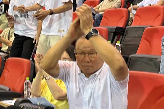 Tiến Linh 'khai hỏa' thời HLV Kim Sang-sik, ông Park Hang Seo ăn mừng nồng nhiệt