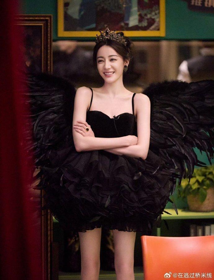 Địch Lệ Nhiệt Ba hóa thiên nga đen trong show truyền hình, nhan sắc ra sao mà gây bão cõi mạng?-1