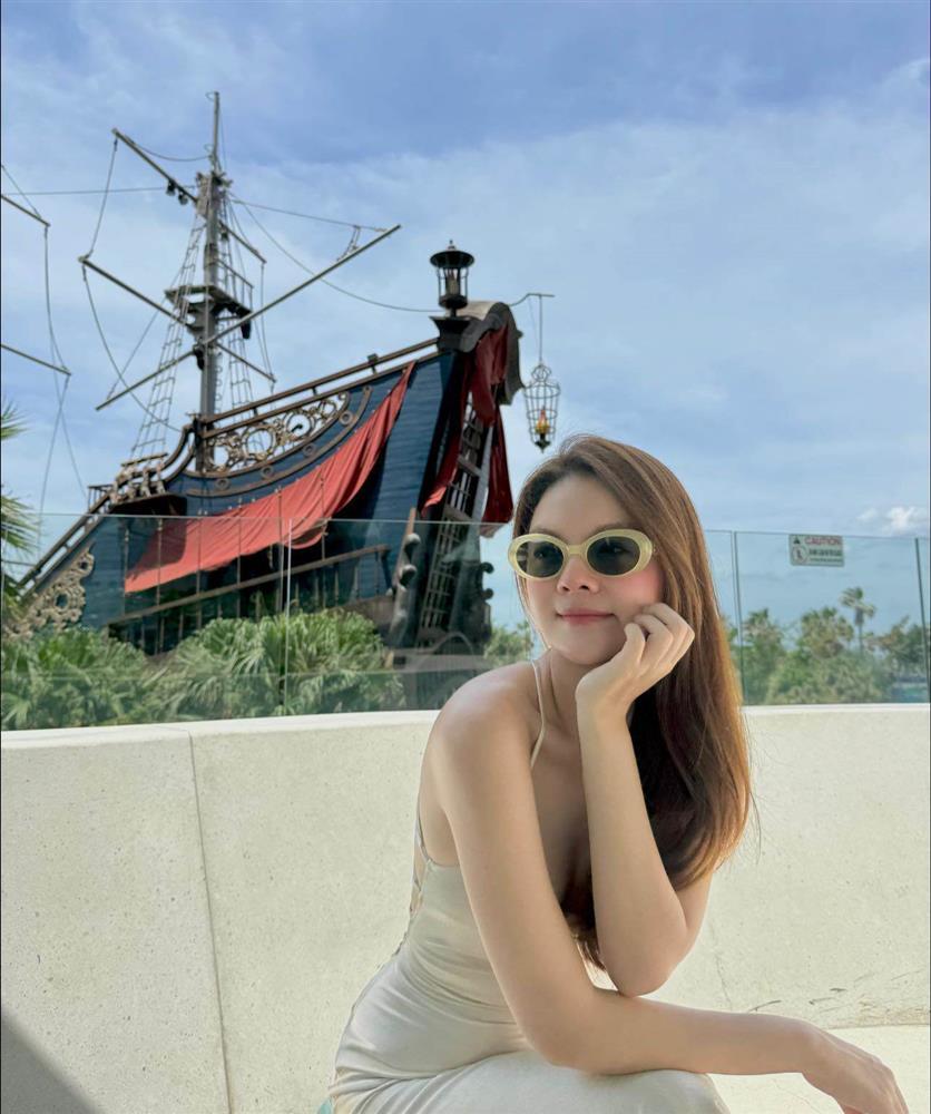 Phạm Quỳnh Anh quyến rũ nhất khi diện váy lụa hở trọn lưng ong?-1