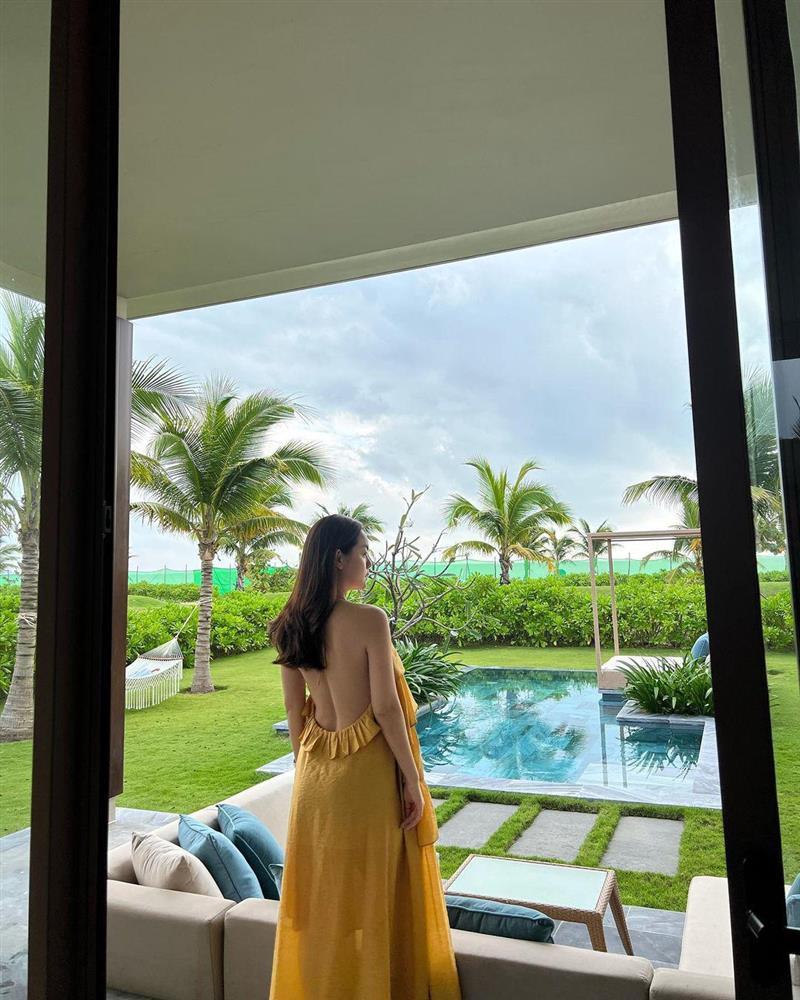 Phạm Quỳnh Anh quyến rũ nhất khi diện váy lụa hở trọn lưng ong?-4