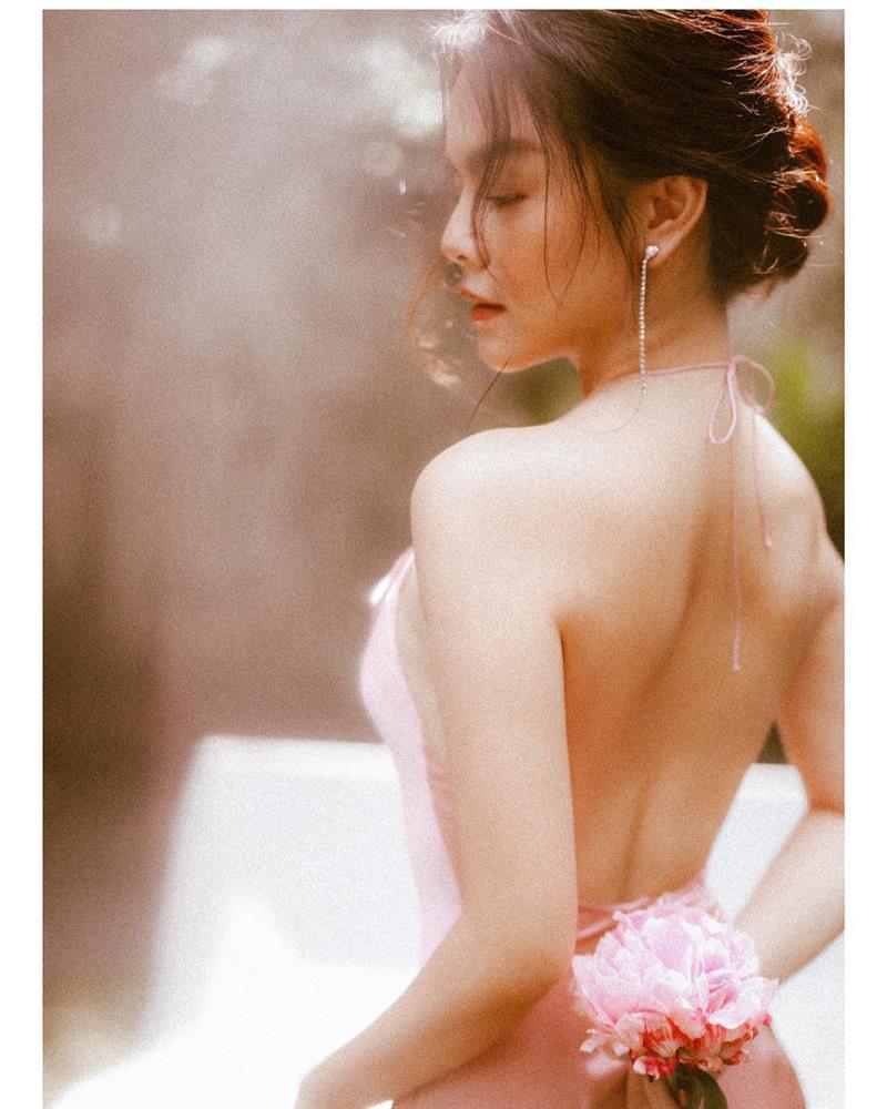 Phạm Quỳnh Anh quyến rũ nhất khi diện váy lụa hở trọn lưng ong?-5