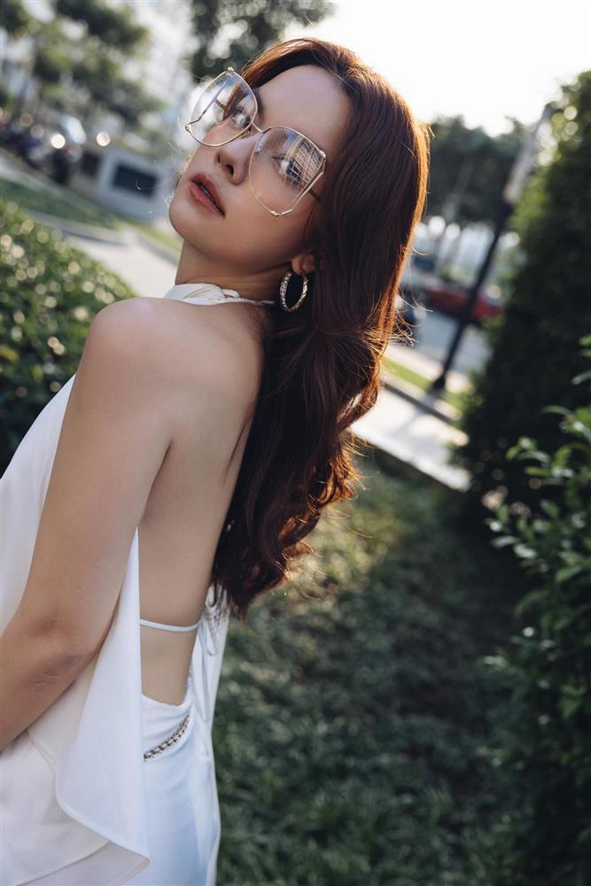 Phạm Quỳnh Anh quyến rũ nhất khi diện váy lụa hở trọn lưng ong?-7