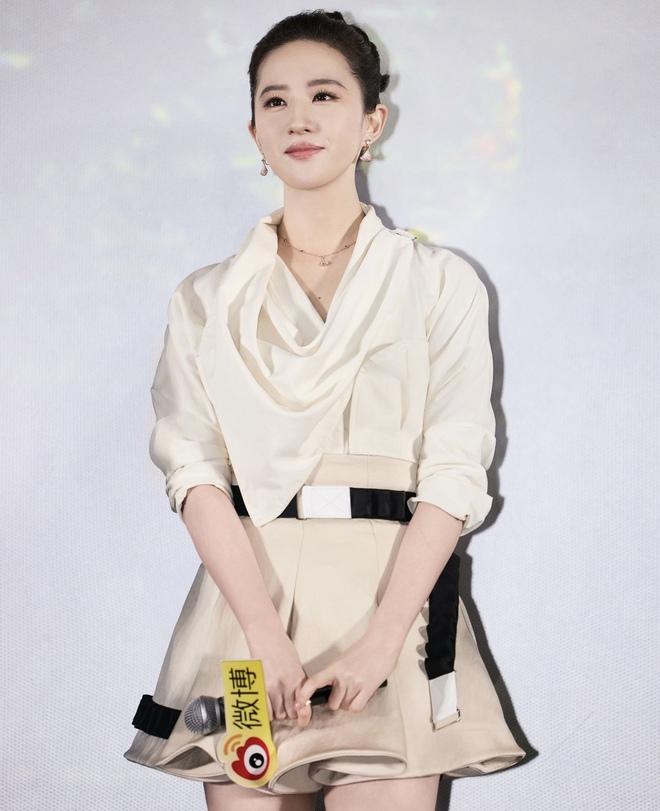 Lưu Diệc Phi thay đến 3 outfit trong 1 buổi họp báo, visual qua cam thường ổn không?-1