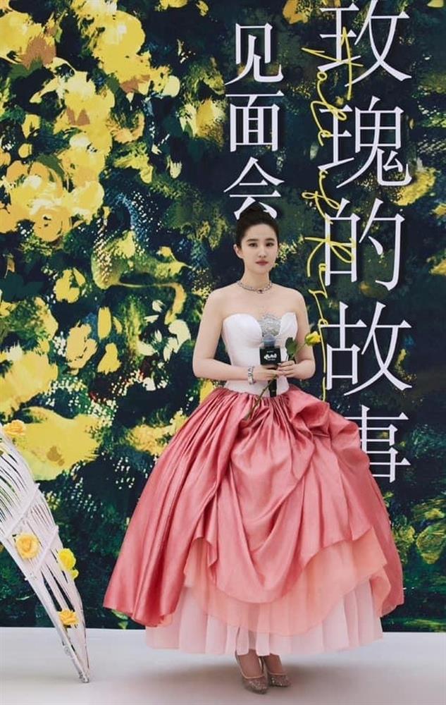 Lưu Diệc Phi thay đến 3 outfit trong 1 buổi họp báo, visual qua cam thường ổn không?-4