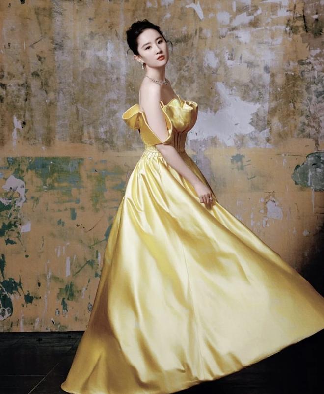 Lưu Diệc Phi thay đến 3 outfit trong 1 buổi họp báo, visual qua cam thường ổn không?-5