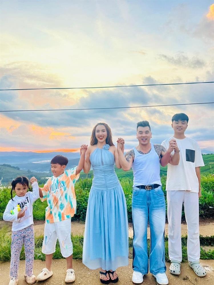 Ưng Hoàng Phúc flex nhẹ con trai riêng của bà xã, 16 tuổi đã cao hơn bố dượng-2