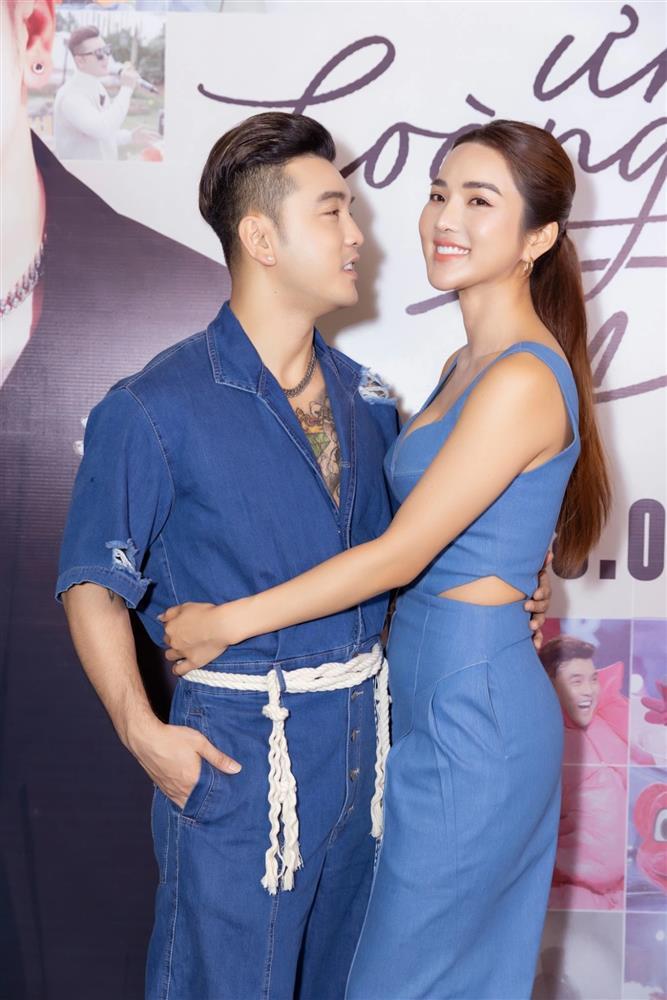 Ưng Hoàng Phúc flex nhẹ con trai riêng của bà xã, 16 tuổi đã cao hơn bố dượng-4