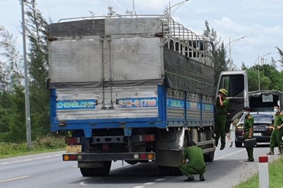 Phát hiện người đàn ông tử vong trong cabin xe tải đỗ bên đường
