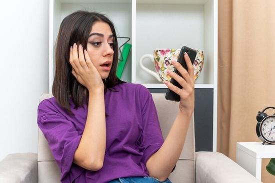 Mở camera, chồng phát hiện bộ mặt thật của cô vợ ngoan hiền