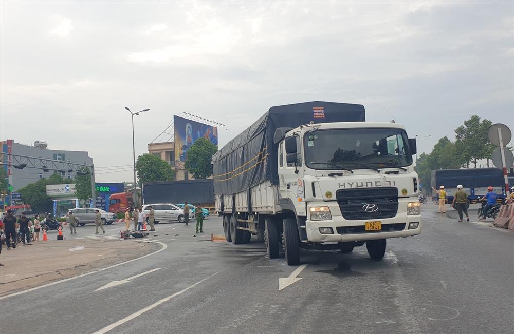 Xe tải ôm cua cán chết bé trai 9 tuổi tại giao lộ ở Bình Dương-1