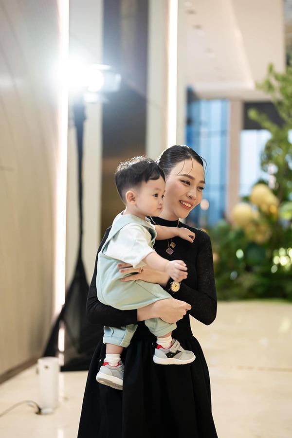 Con trai út Cường Đô la đáng yêu trong ngày thôi nôi