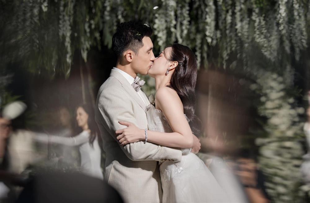 Midu lau nước mắt cho chồng kém tuổi trong tiệc cưới riêng tư xa xỉ-1