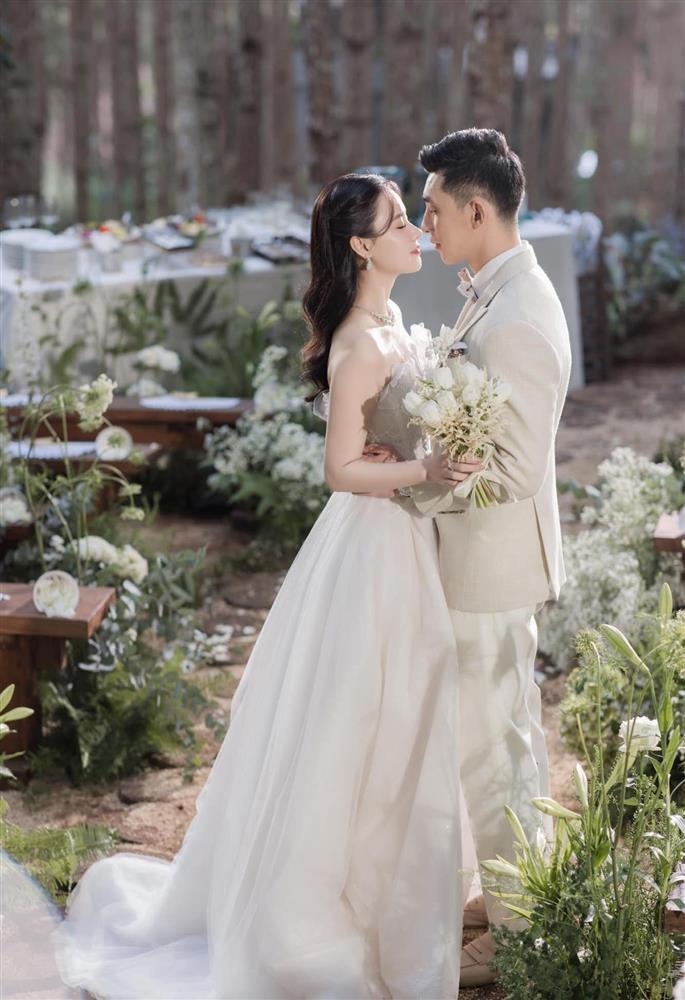 Midu lau nước mắt cho chồng kém tuổi trong tiệc cưới riêng tư xa xỉ-3