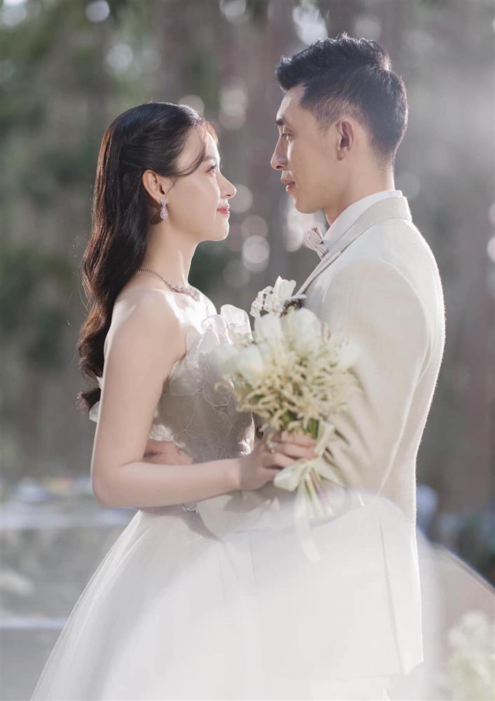 Midu lau nước mắt cho chồng kém tuổi trong tiệc cưới riêng tư xa xỉ-4