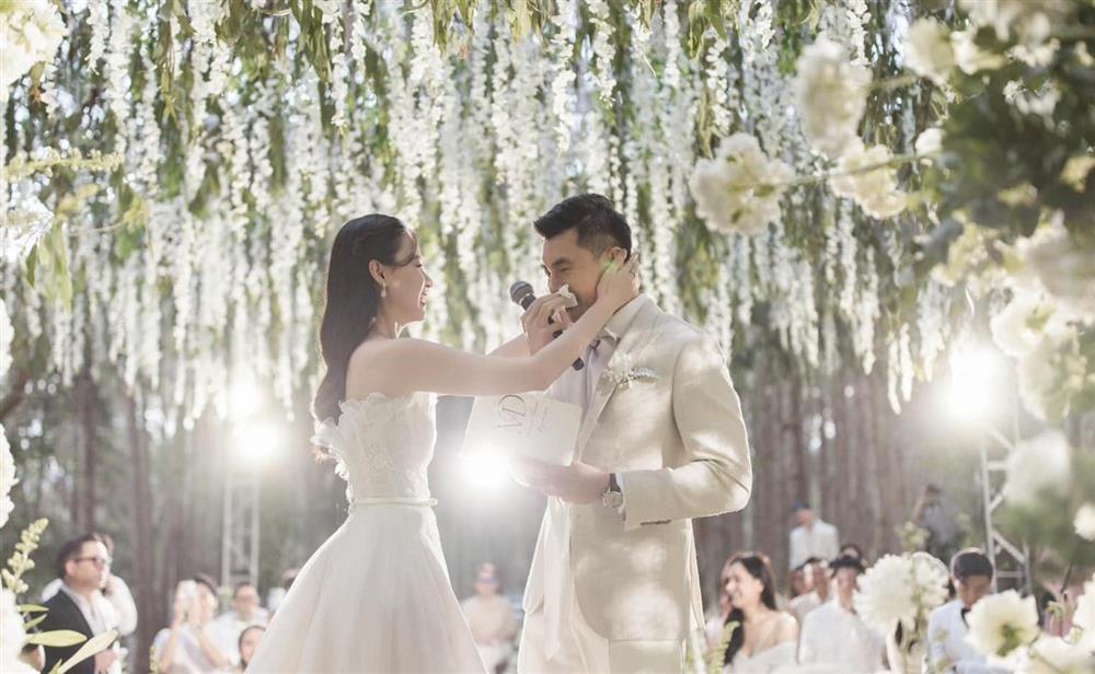 Midu lau nước mắt cho chồng kém tuổi trong tiệc cưới riêng tư xa xỉ-9