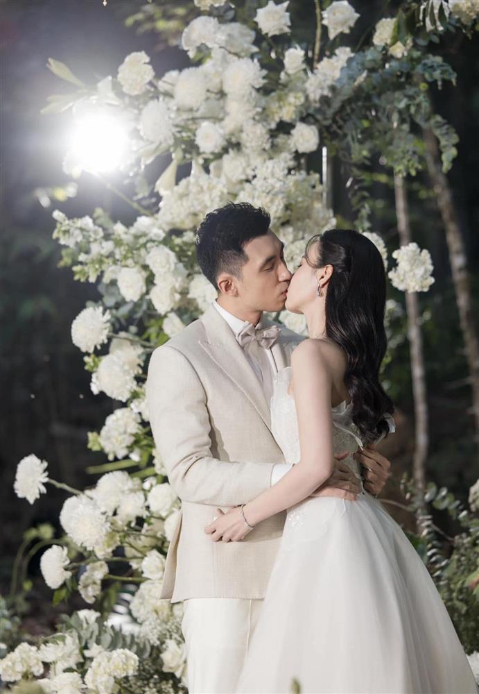 Midu lau nước mắt cho chồng kém tuổi trong tiệc cưới riêng tư xa xỉ-11