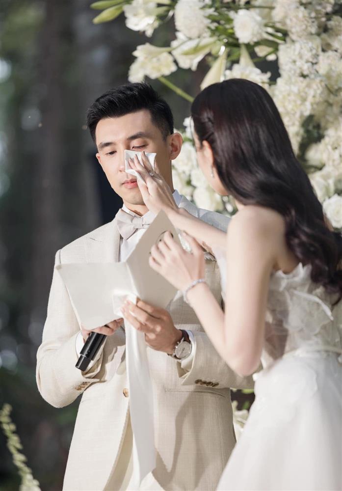 Midu lau nước mắt cho chồng kém tuổi trong tiệc cưới riêng tư xa xỉ-7
