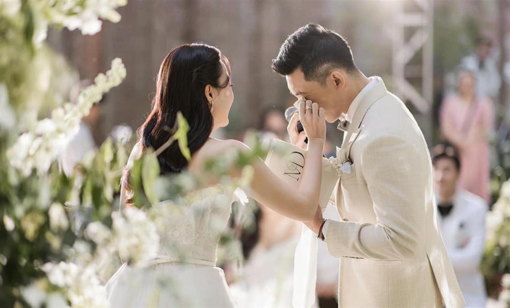 Midu lau nước mắt cho chồng kém tuổi trong tiệc cưới riêng tư xa xỉ-8