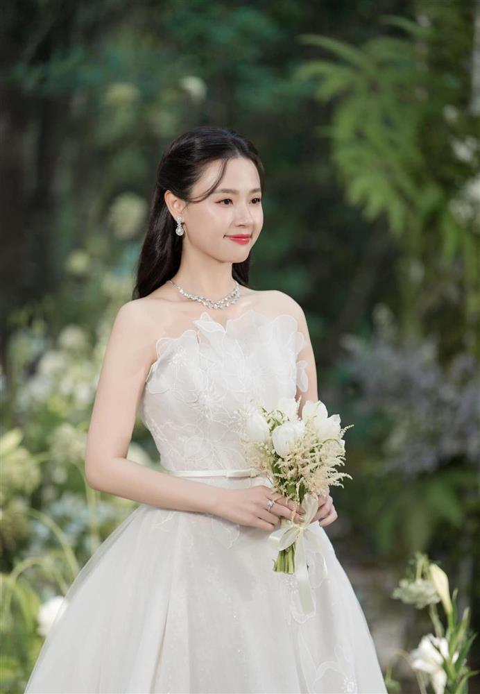 Midu lau nước mắt cho chồng kém tuổi trong tiệc cưới riêng tư xa xỉ-12