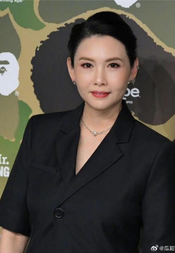 U60 Khâu Thục Trinh trẻ trung lấn át con gái-3