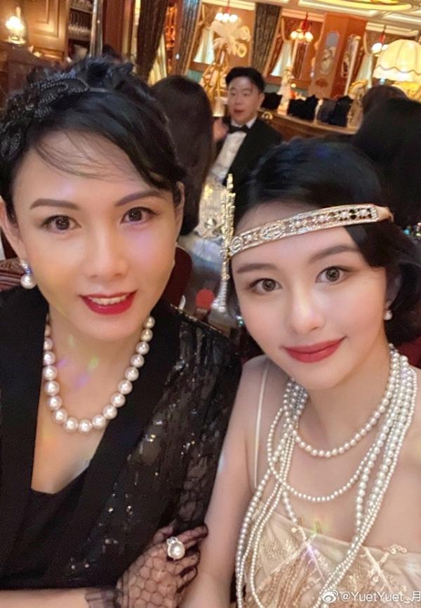 U60 Khâu Thục Trinh trẻ trung lấn át con gái-6