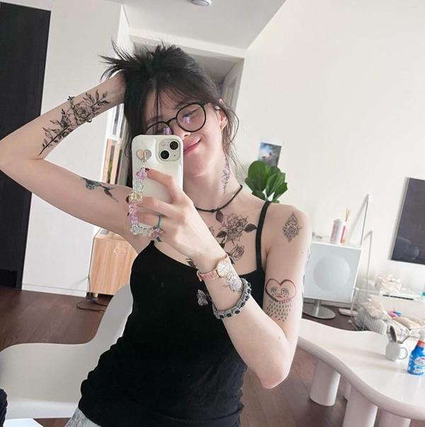 Han So Hee thách thức dư luận: Bị chê bai vì lộ hình xăm kém sang, xả luôn ảnh khoe tha thu kín người-1