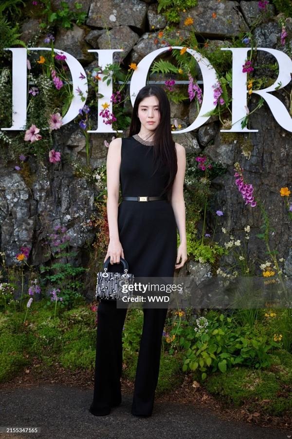 Han So Hee thách thức dư luận: Bị chê bai vì lộ hình xăm kém sang, xả luôn ảnh khoe tha thu kín người-3