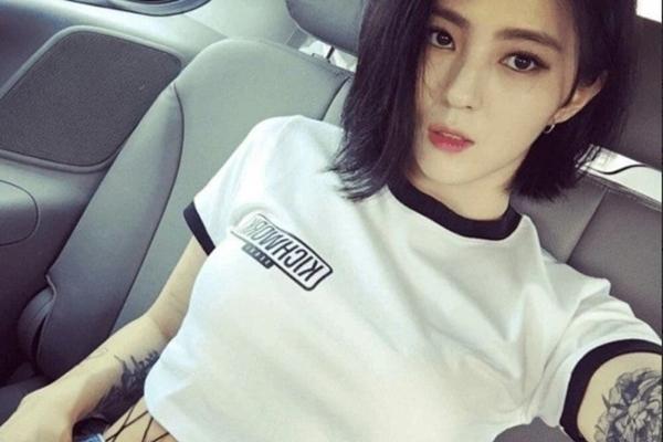Han So Hee thách thức dư luận: Bị chê bai vì lộ hình xăm kém sang, xả luôn ảnh khoe tha thu kín người-9