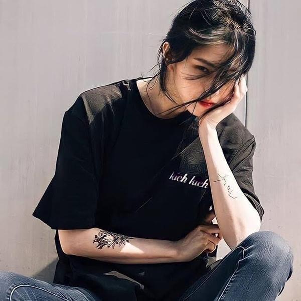 Han So Hee thách thức dư luận: Bị chê bai vì lộ hình xăm kém sang, xả luôn ảnh khoe tha thu kín người-10