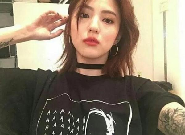 Han So Hee thách thức dư luận: Bị chê bai vì lộ hình xăm kém sang, xả luôn ảnh khoe tha thu kín người-11