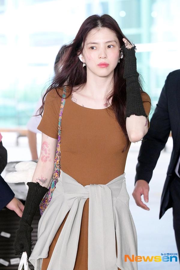 Han So Hee thách thức dư luận: Bị chê bai vì lộ hình xăm kém sang, xả luôn ảnh khoe tha thu kín người-7