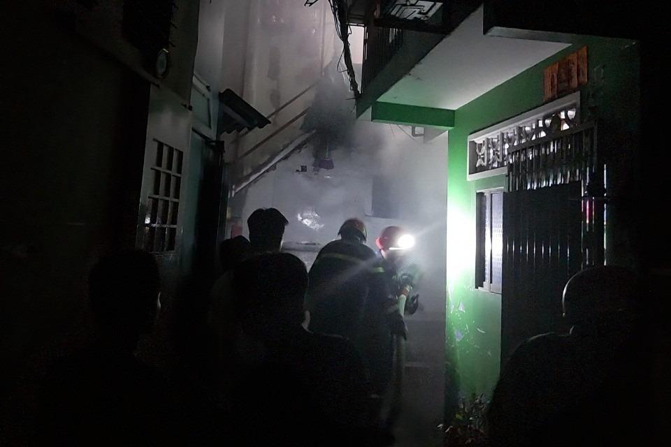 Cứu hai người thoát đám cháy nhà trong hẻm ở trung tâm TPHCM-1