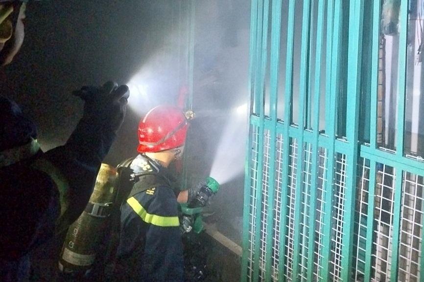 Bực con đi học xong không về nhà, bố xốc nách ném xuống mặt sân-1