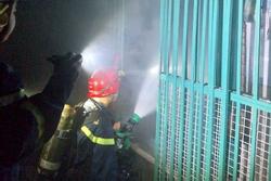 Cứu hai người thoát đám cháy nhà trong hẻm ở trung tâm TPHCM