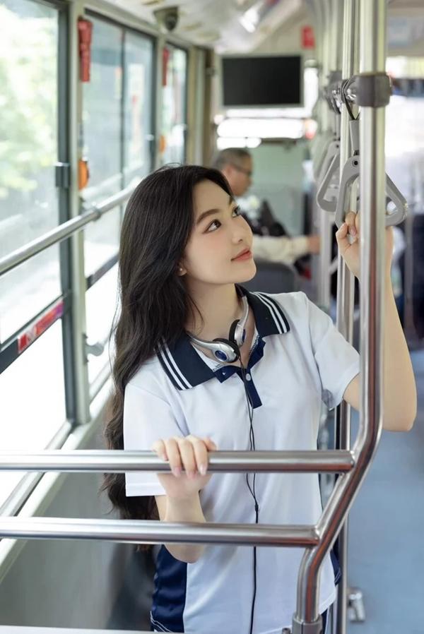 Mặc đồng phục chụp ảnh, con gái MC Quyền Linh được khen là nữ thần thanh xuân-1