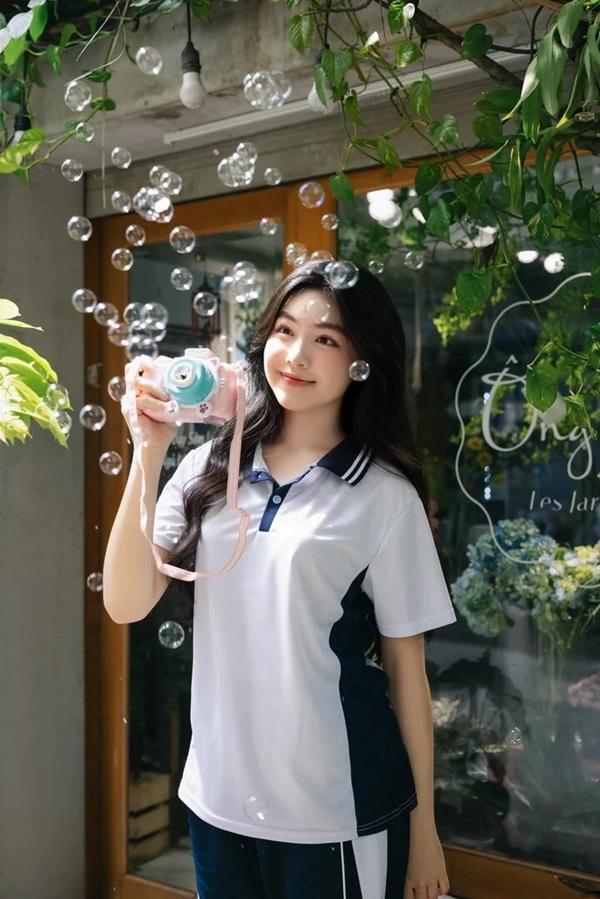 Mặc đồng phục chụp ảnh, con gái MC Quyền Linh được khen là nữ thần thanh xuân-2
