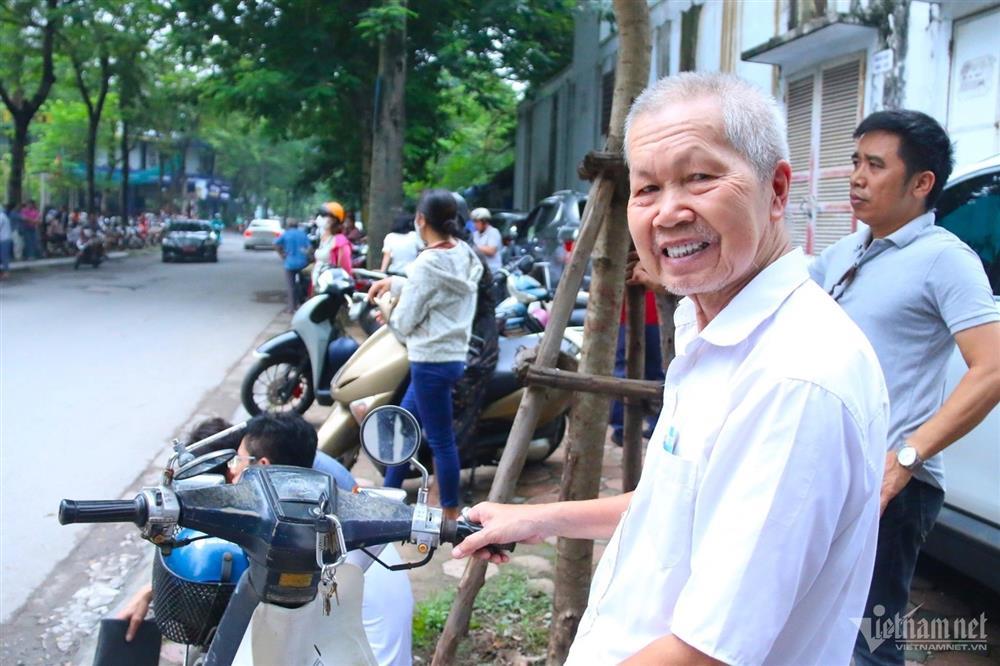 Cụ ông 80 tuổi ở Hà Nội đưa con đi thi lớp 10-1