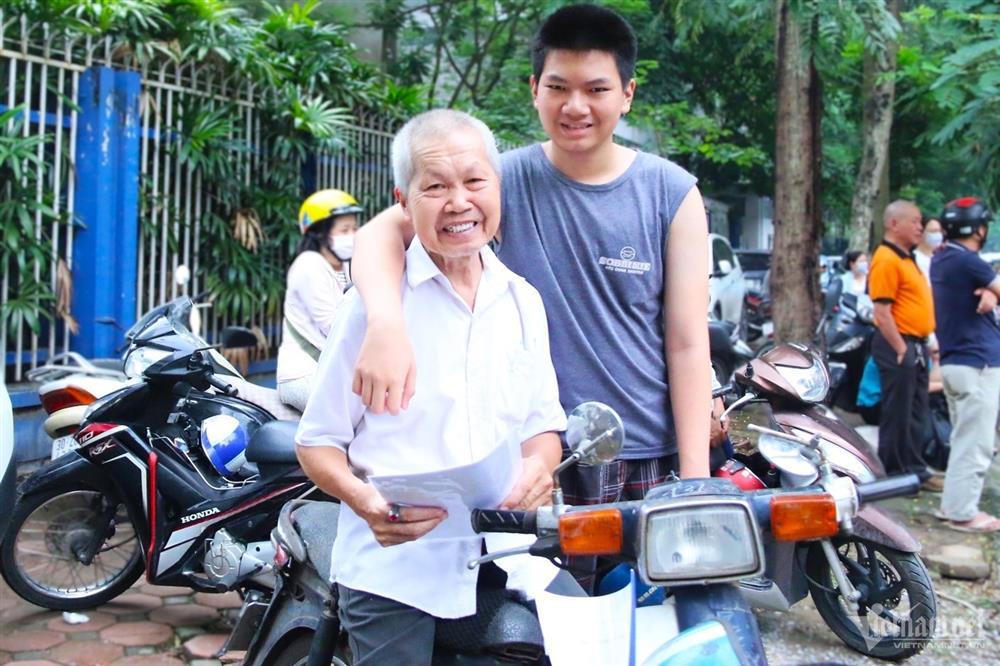 Cụ ông 80 tuổi ở Hà Nội đưa con đi thi lớp 10-2