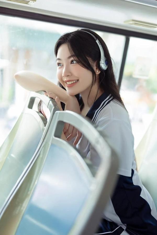 Mặc đồng phục chụp ảnh, con gái MC Quyền Linh được khen là nữ thần thanh xuân-12