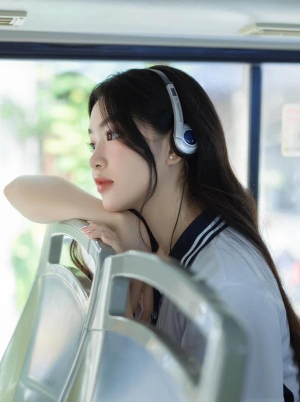 Mặc đồng phục chụp ảnh, con gái MC Quyền Linh được khen là nữ thần thanh xuân-13