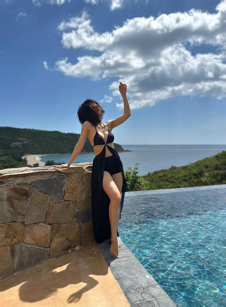 Yến Xôi sau khi sinh con thứ 3 vẫn chuộng gu mặc như nữ sinh-3