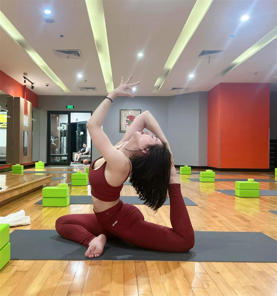 Yến Xôi sau khi sinh con thứ 3 vẫn chuộng gu mặc như nữ sinh-4