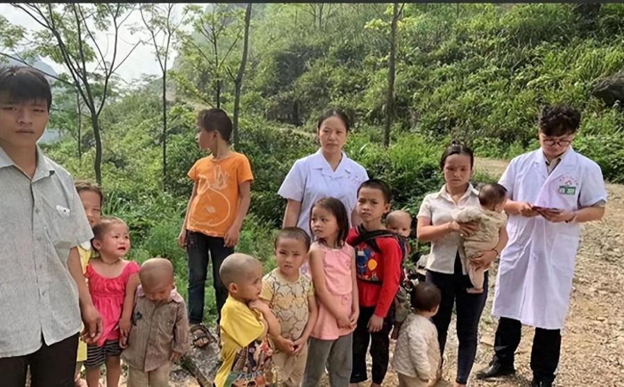 Cặp vợ chồng 9X sống ẩn dật trong núi, sinh 10 đứa con trong 12 năm-1