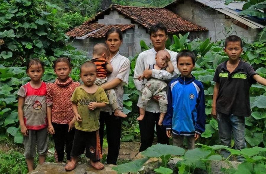 Cặp vợ chồng 9X sống ẩn dật trong núi, sinh 10 đứa con trong 12 năm-2