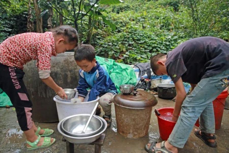 Cặp vợ chồng 9X sống ẩn dật trong núi, sinh 10 đứa con trong 12 năm-3