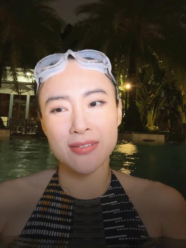 Giữa tâm bão, Angela Phương Trinh livestream bơi lội chứng tỏ điều gì?-2