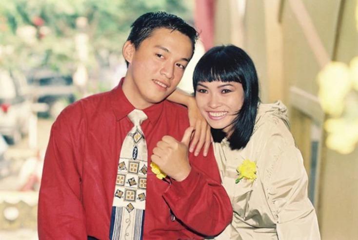 Cuộc sống của ca sĩ từng nhận cát-sê cả chục cây vàng lấy vợ kém 17 tuổi ra sao?-4